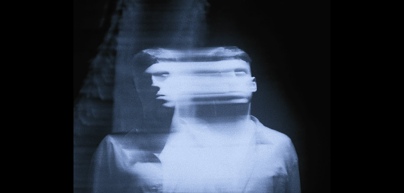 fotografía de James Rosello en la que parece un espectro