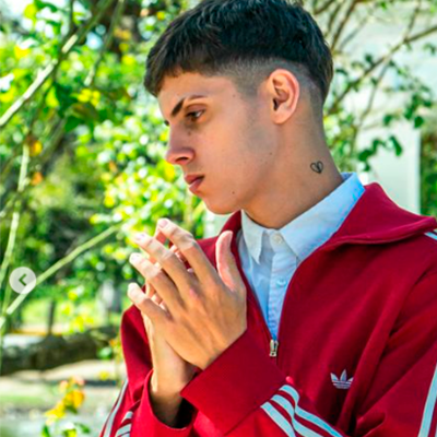 posteo de instagram de james rosello agarrándose las manos