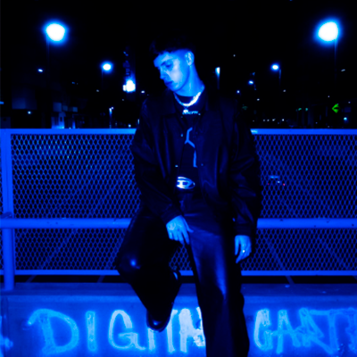 posteo de instagram de james rosello apoyado contra una baranda