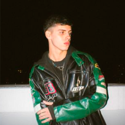 posteo de instagram de james rosello agarrándose el brazo derecho