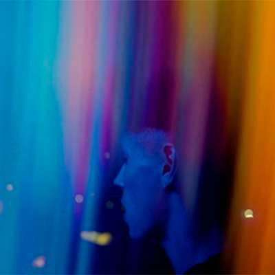 posteo de instagram de james rosello con un fondo gradiente, tipo arcoiris